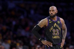 詹姆斯比赛直播_湖人NBA最新动态_篮球赛事高清观看