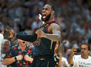 詹姆斯比赛直播_湖人詹姆斯最新动态_nba季后赛高清回放