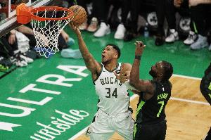 字母哥比赛直播_雄鹿vs开拓者最新动态_nba球星交易传闻