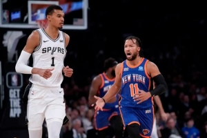 文班亚马比赛直播_尼克斯vs马刺最新动态_唐斯文班亚马NBA对决
