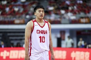 中国男篮vs对手_前场板赢8个_冲抢篮板单打能力展示