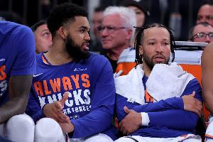 文班亚马比赛直播_唐斯假摔争议_NBA尼克斯马刺最新动态
