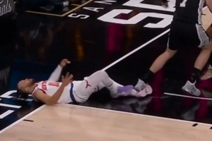 尼克斯vs马刺_NBA篮球比赛直播_半场受伤对抗激烈