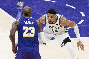 字母哥比赛直播_湖人雄鹿最新动态_nba巨星交易传闻