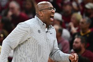 迈克·布朗vs尼克斯_马刺总决赛首胜_篮球NBA最新战报
