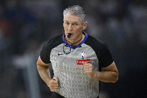 马刺vs尼克斯_nba篮球裁判争议_最新比赛动态
