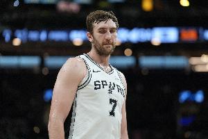 马刺vs对手_NBA篮球比赛直播_科内特篮板球权保护