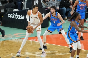 雷霆vs马刺_NBA常规赛交手战绩分析_篮球比赛最新动态