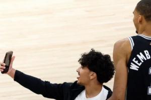 马刺vs尼克斯_冲场观众被捕终生禁入球馆_NBA最新动态