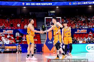王哲林比赛直播_上海vs广厦CBA焦点战_胡金秋孙铭徽最新动态