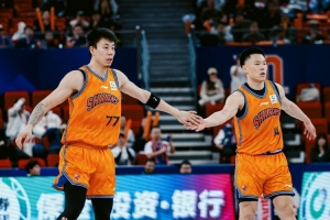 王哲林比赛直播_CBA冠军点赞_上海男篮最新动态