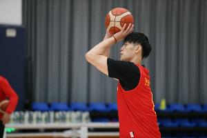 曾凡博比赛直播_中国男篮最新动态_CBA篮球短训营