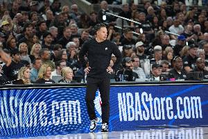 马刺vs尼克斯_nba篮球比赛直播_球队发挥不稳定分析