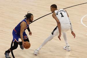 尼克斯vs对手比赛直播_篮球NBA最新战况_布伦森坚韧表现