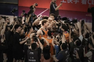 王哲林比赛直播_上海男篮最新动态_CBA伤病更新