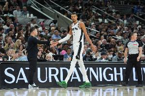 尼克斯vs马刺_nba篮球最新战况_米奇约翰逊赛后采访