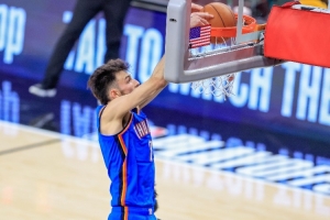字母哥比赛直播_雷霆雄鹿交易动态_NBA最新选秀新闻