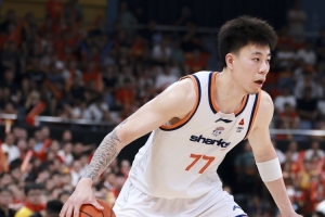 王哲林比赛直播_CBA最新动态_中国篮球顶薪合同分析