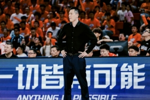 王哲林比赛直播_上海队最新动态_CBA篮球在线观看