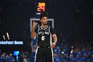 文班亚马比赛直播_马刺vs尼克斯最新战况_NBA篮球经验不足暴露
