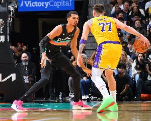 文班亚马比赛直播_马刺vs湖人最新动态_NBA篮球高清在线观看