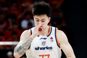 张镇麟比赛直播_上海男篮最新动态_CBA篮球转会费5000万