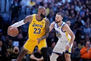 詹姆斯比赛直播_NBA最新动态_湖人勇士交易流言