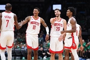 申京比赛直播_火箭交易补强最新动态_NBA争冠球队分析