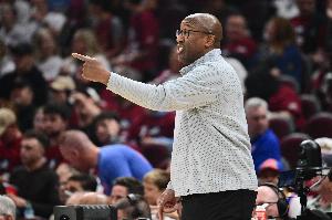 马刺vs尼克斯_篮球NBA最新战报_布朗执教花园球馆赛后动态