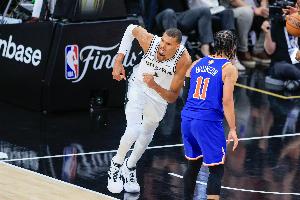 尼克斯vs马刺比赛直播_NBA篮球最新动态_纽约主场票价7768美元