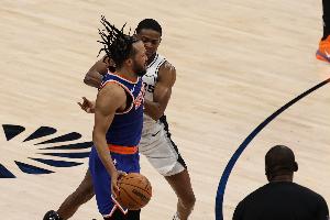 布朗比赛直播_尼克斯vs独行侠_NBA最新动态