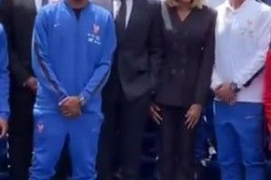 依旧是马克龙最宠的男人！马克龙和法国队大合影钦点姆巴佩站身边